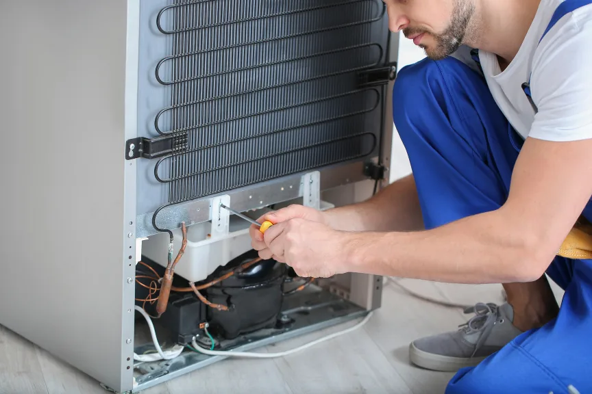 Técnico da VAREON Service consertando uma geladeira
